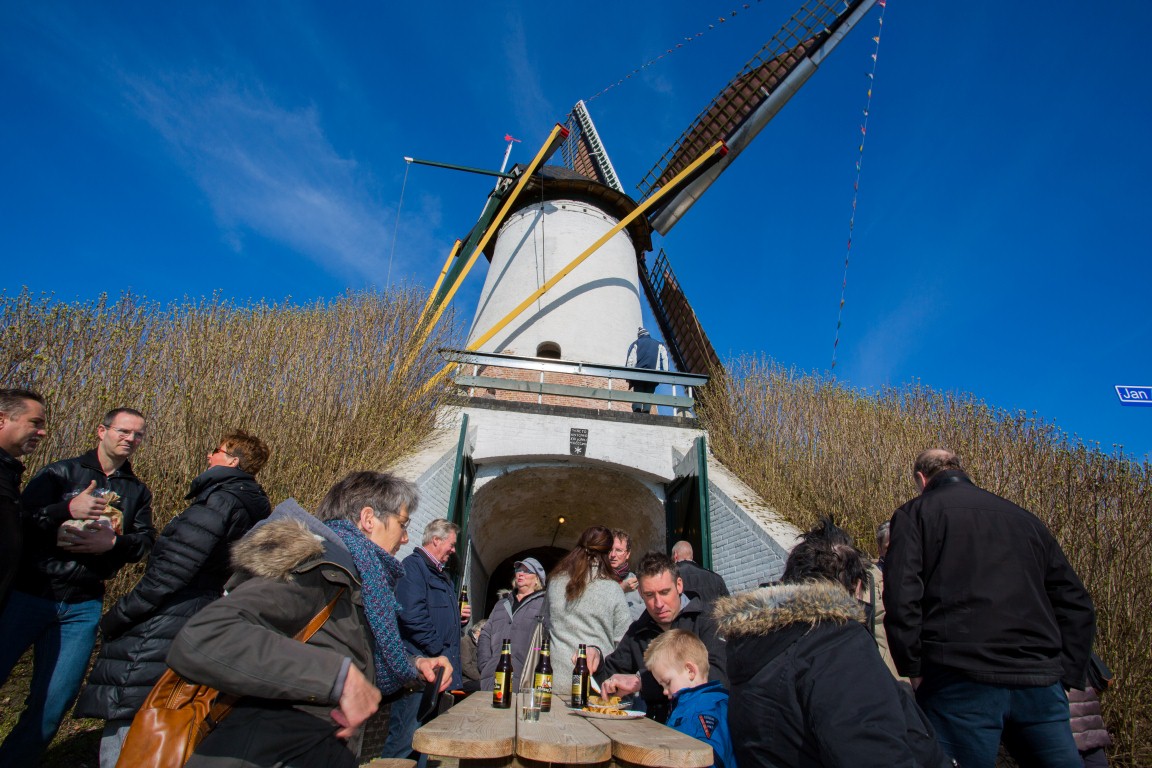Groep mensen voor een windmolen - Bergen op Zoom