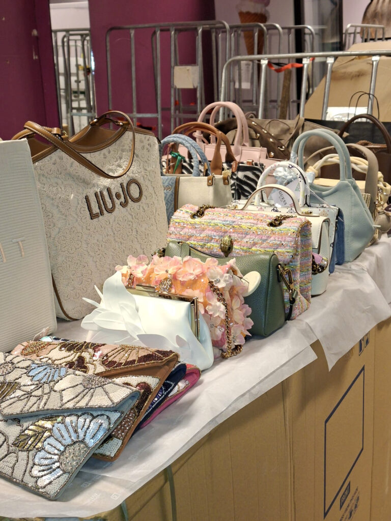 Verschillende stijlvolle handtassen tentoongesteld - Bergen op Zoom