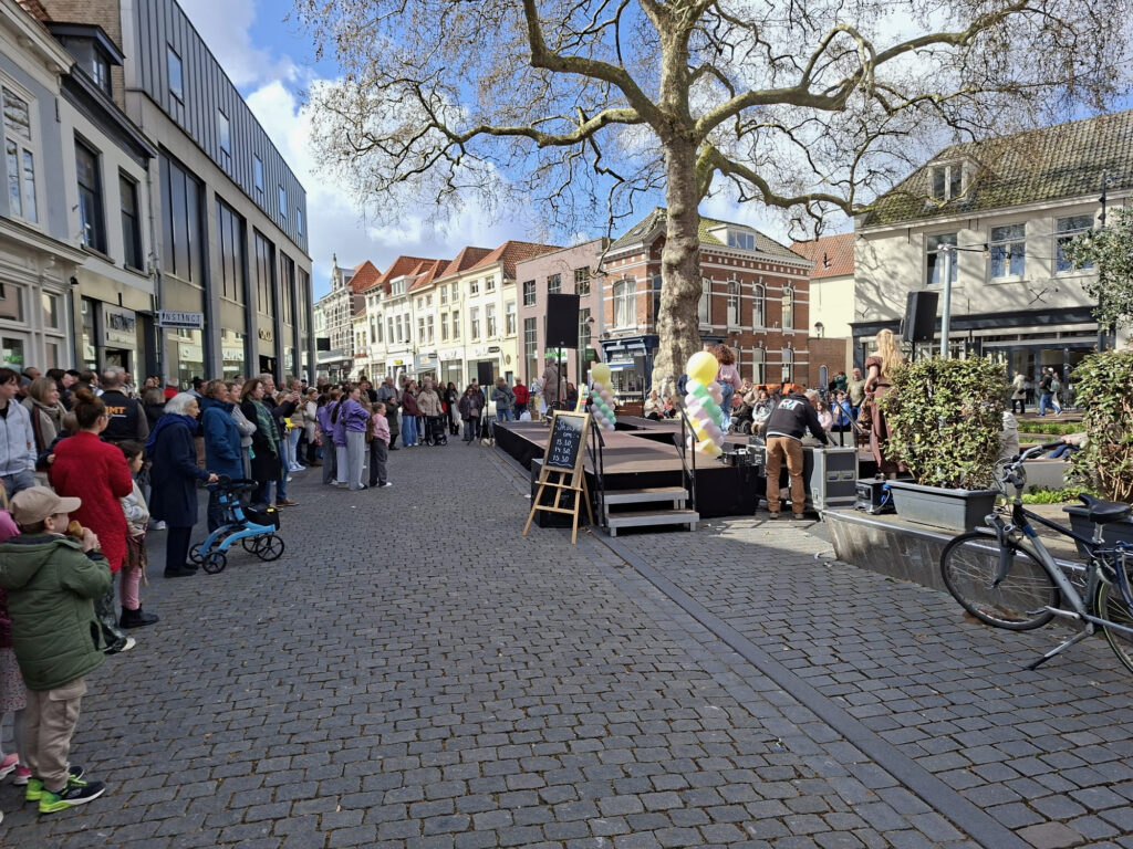Mensen verzamelen zich op een stadsplein - Bergen op Zoom