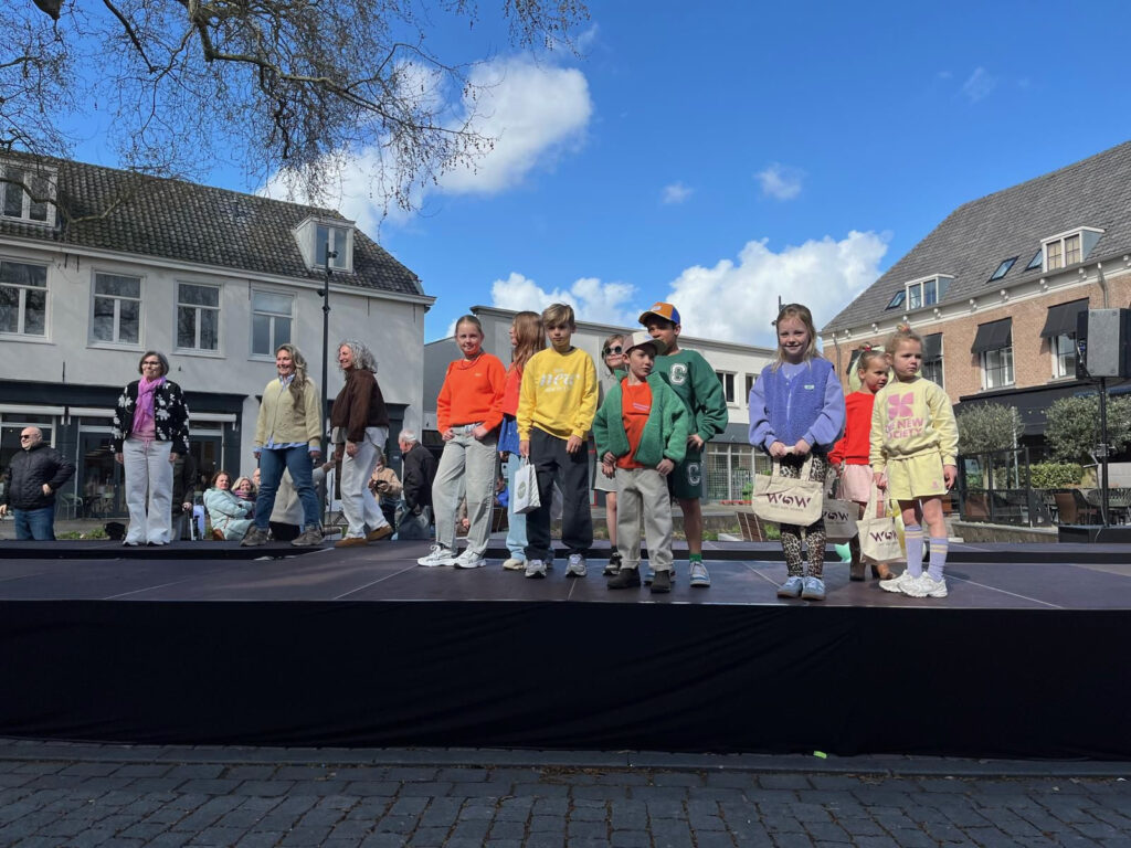 Groep kinderen op podium in openlucht - Bergen op Zoom