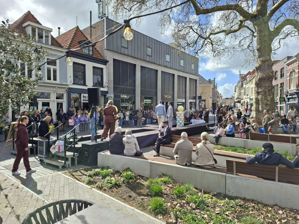 Mensen genieten van stadsleven en zon - Bergen op Zoom