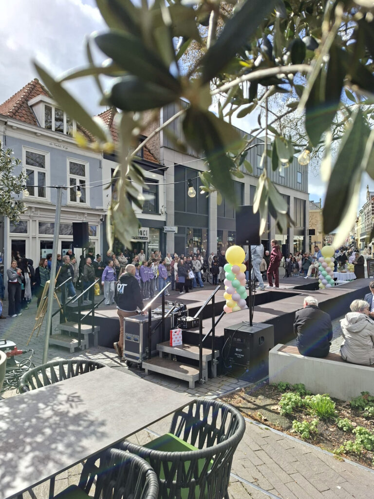 Moderne buitenbijeenkomst op levendig stadsplein - Bergen op Zoom