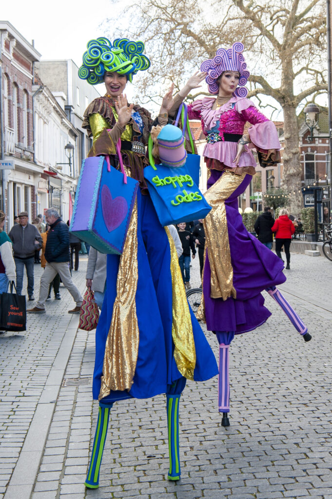 Kleurrijke steltenlopers in winkelstraat - Bergen op Zoom