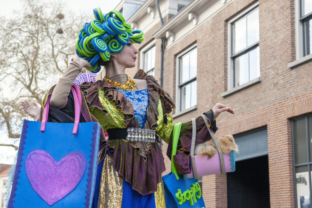 Vrouw in kleurrijk kostuum tijdens straatoptreden - Bergen op Zoom