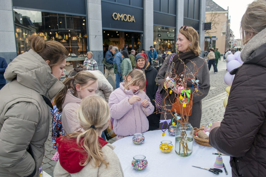 Kinderen knutselen bij kraampje in winkelstraat - Bergen op Zoom