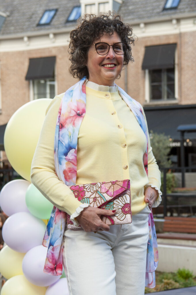 Vrouw met kleurrijke tas en sjaal - Bergen op Zoom