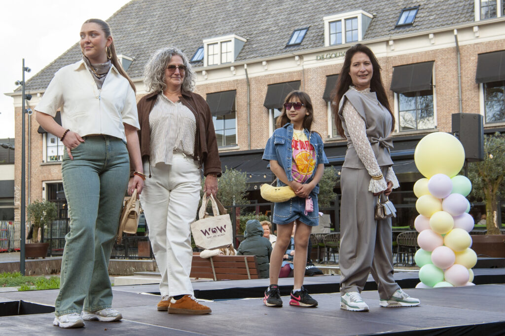 Modellen tonen straatmode tijdens evenement - Bergen op Zoom
