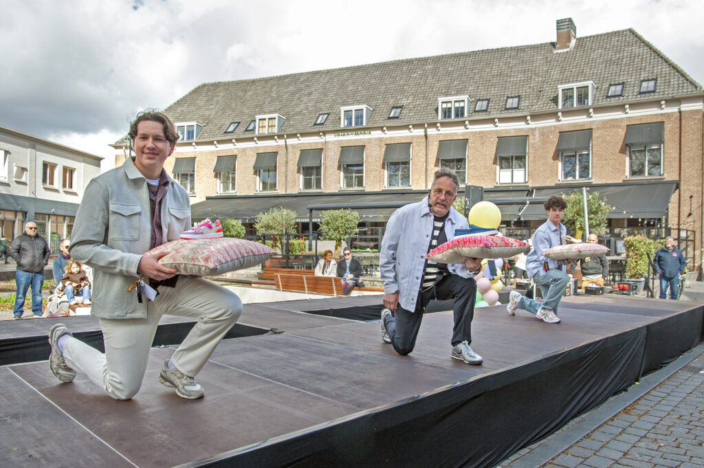 Mensen poseren met kussens op podium - Bergen op Zoom