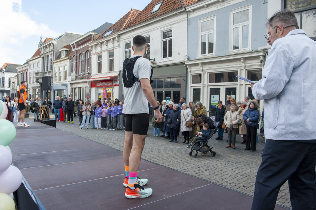 Hardloopwedstrijd met publiek in de straat - Bergen op Zoom