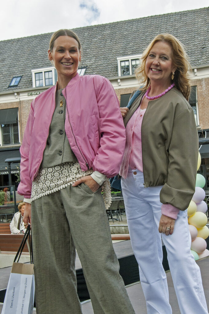 Twee vrouwen in modieuze kleding - Bergen op Zoom