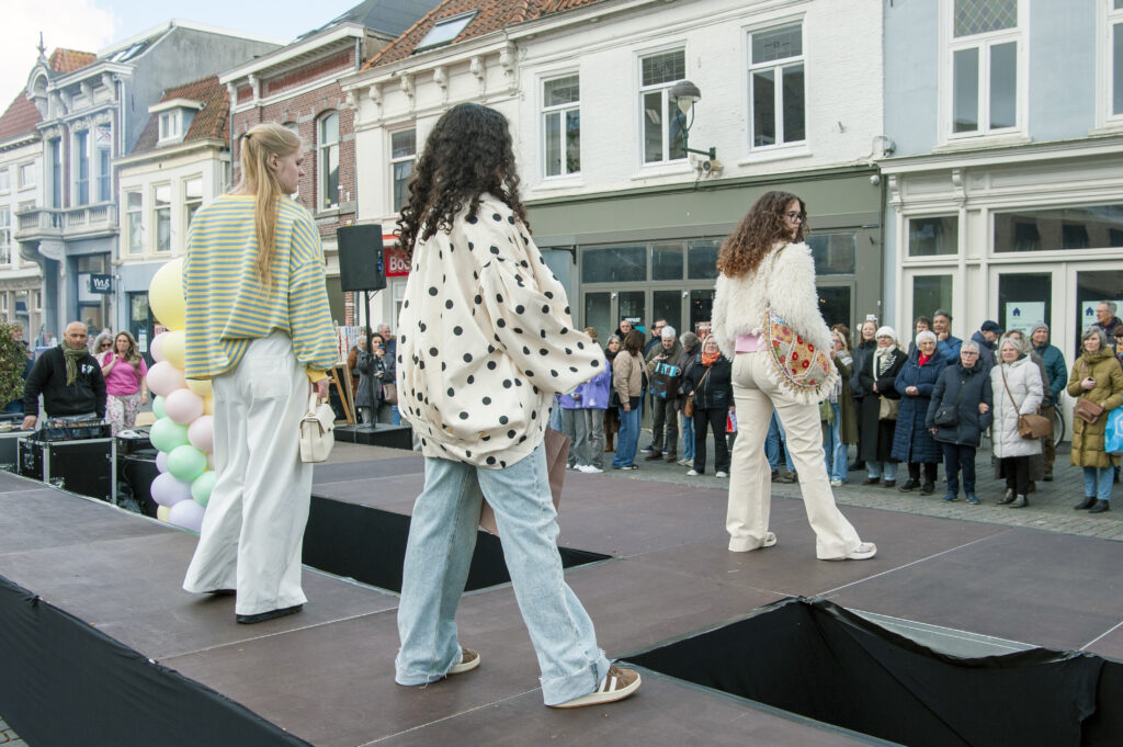 Modeshow op straat met publiek - Bergen op Zoom