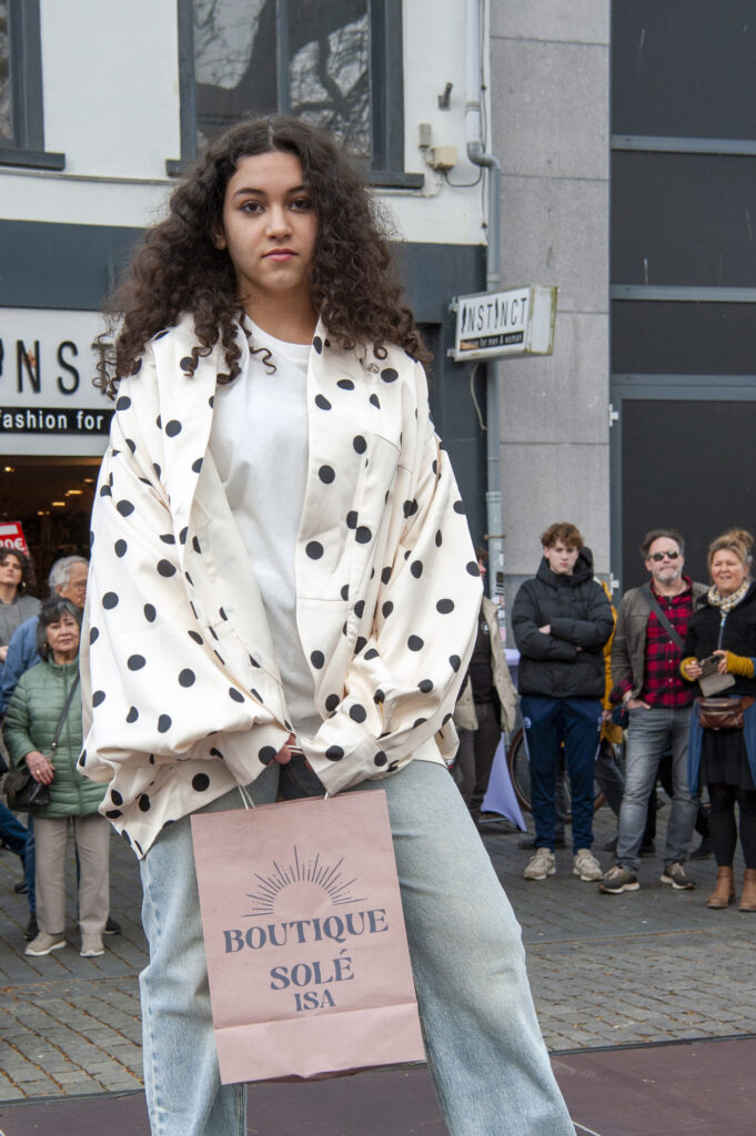 Jongere vrouw met modemix tijdens modeshow - Bergen op Zoom