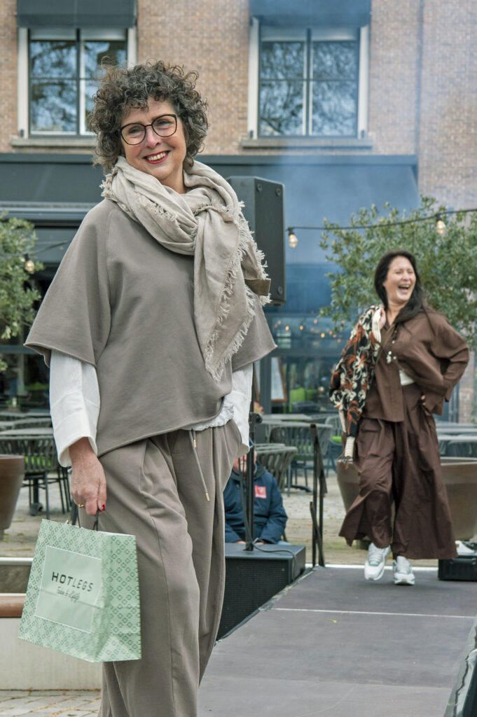 Twee vrouwen modeshow mode met tas - Bergen op Zoom