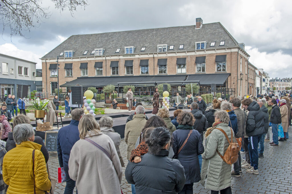 Mensen verzamelen zich op het plein - Bergen op Zoom
