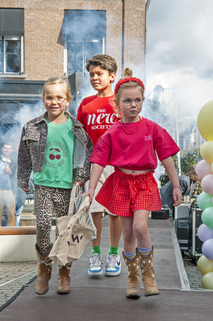 Kindermodeshow op catwalk buiten - Bergen op Zoom