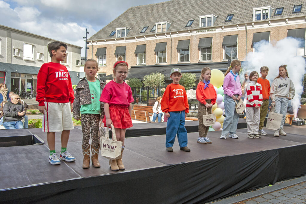 Kindermodeshow op een buitenpodium - Bergen op Zoom