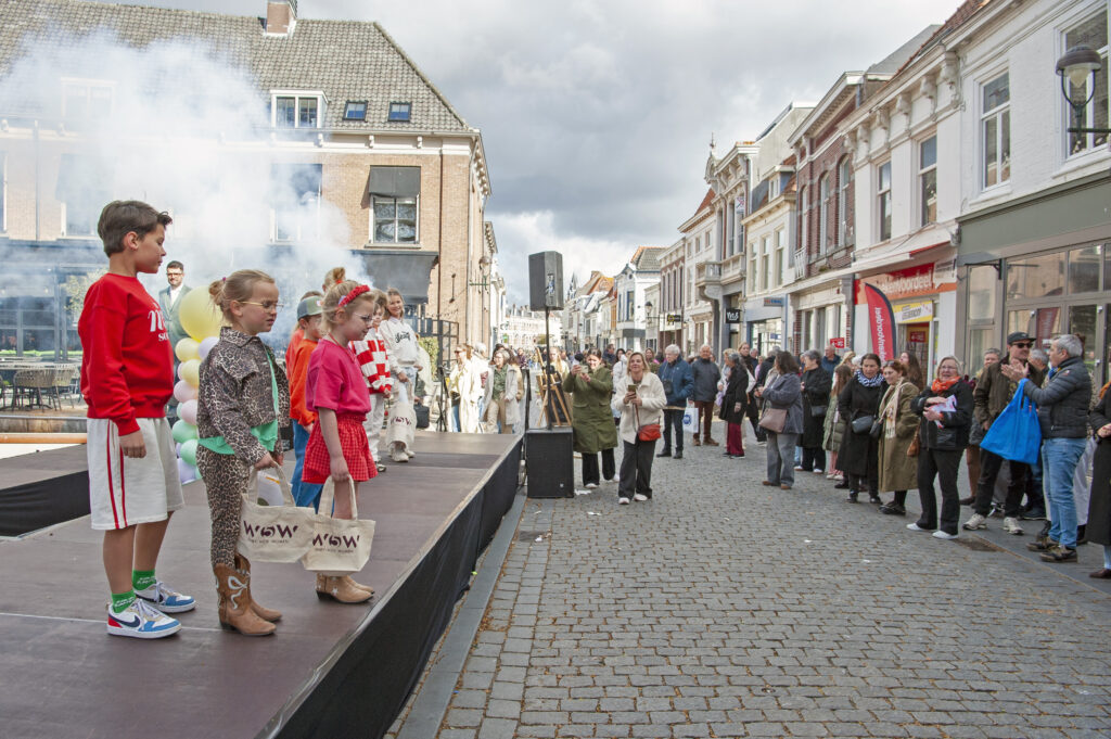Straatevenement met toeschouwers en kinderen - Bergen op Zoom