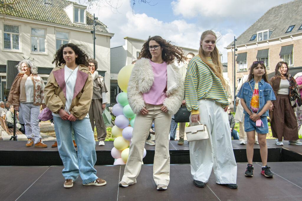 Modelezens tonen stijl op modeshow - Bergen op Zoom