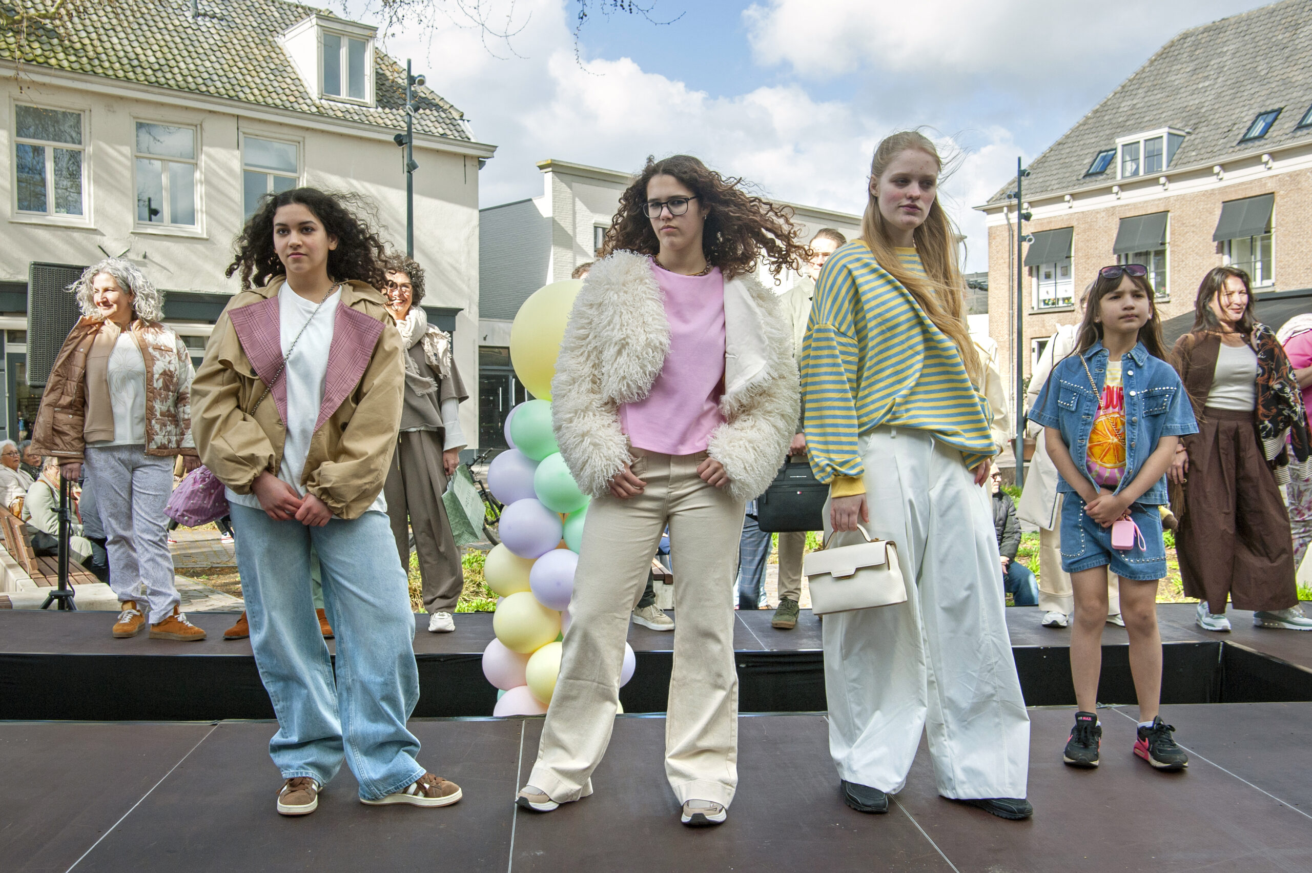 Modelezens tonen stijl op modeshow - Bergen op Zoom