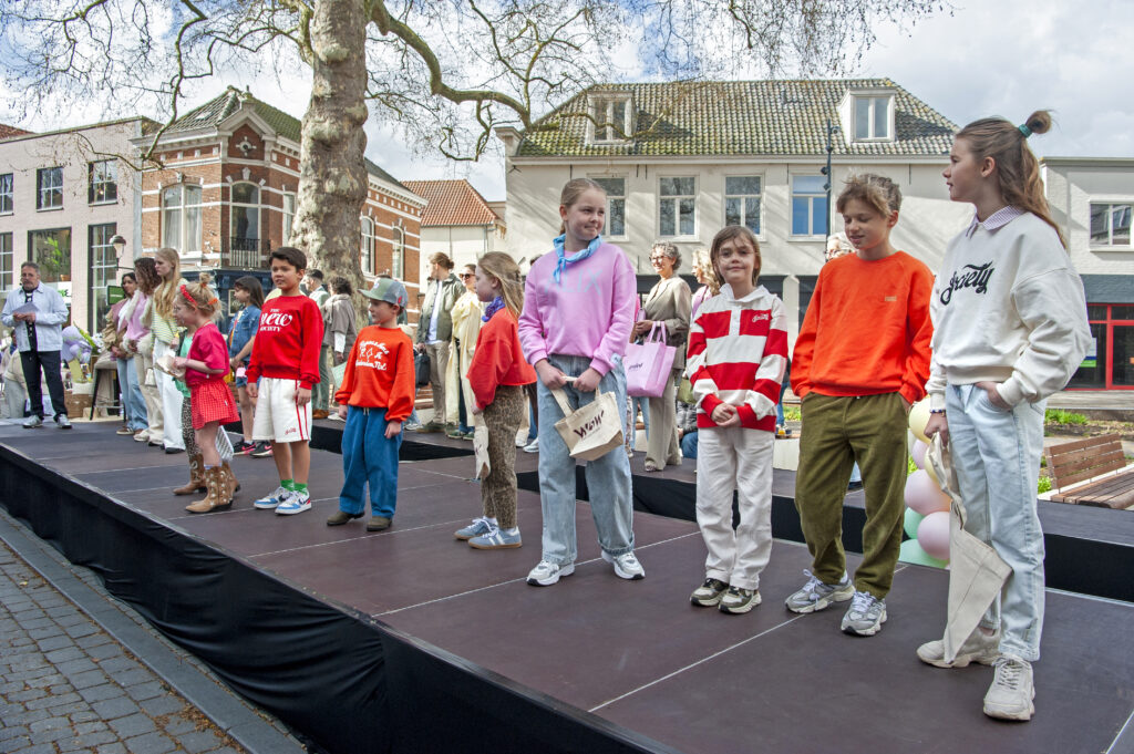 Kindermodeshow op een stadsplein - Bergen op Zoom