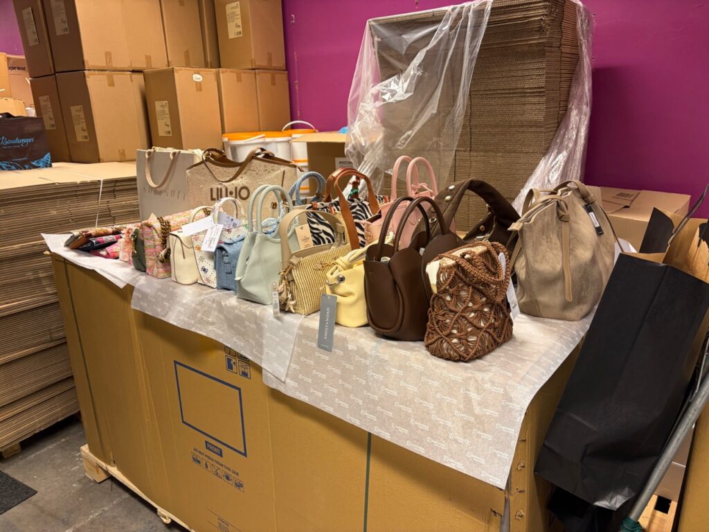 Verschillende handtassen op een tafel - Bergen op Zoom