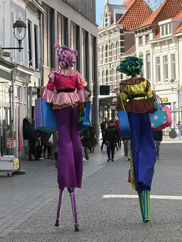 Straatartiesten op stelten in kleurrijke kostuums - Bergen op Zoom