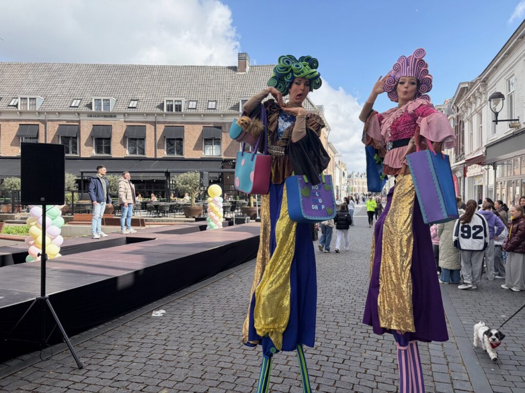 Twee steltlopers tijdens straatfestival - Bergen op Zoom