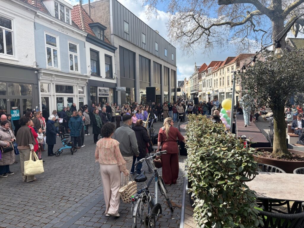 Drukke winkelstraat vol mensen wandelen - Bergen op Zoom