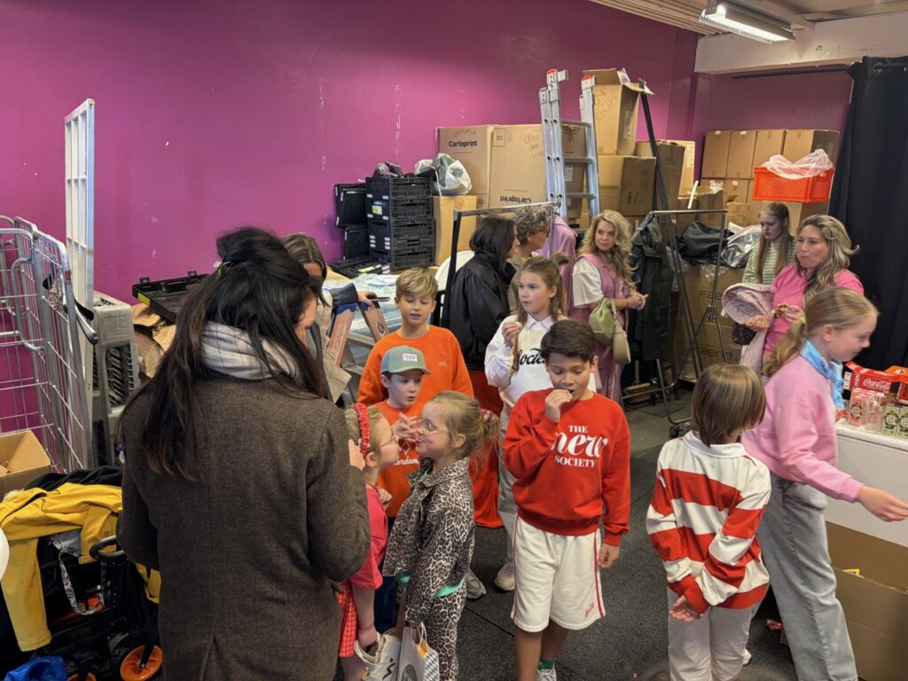 Groep kinderen verzameld in een opslagruimte - Bergen op Zoom