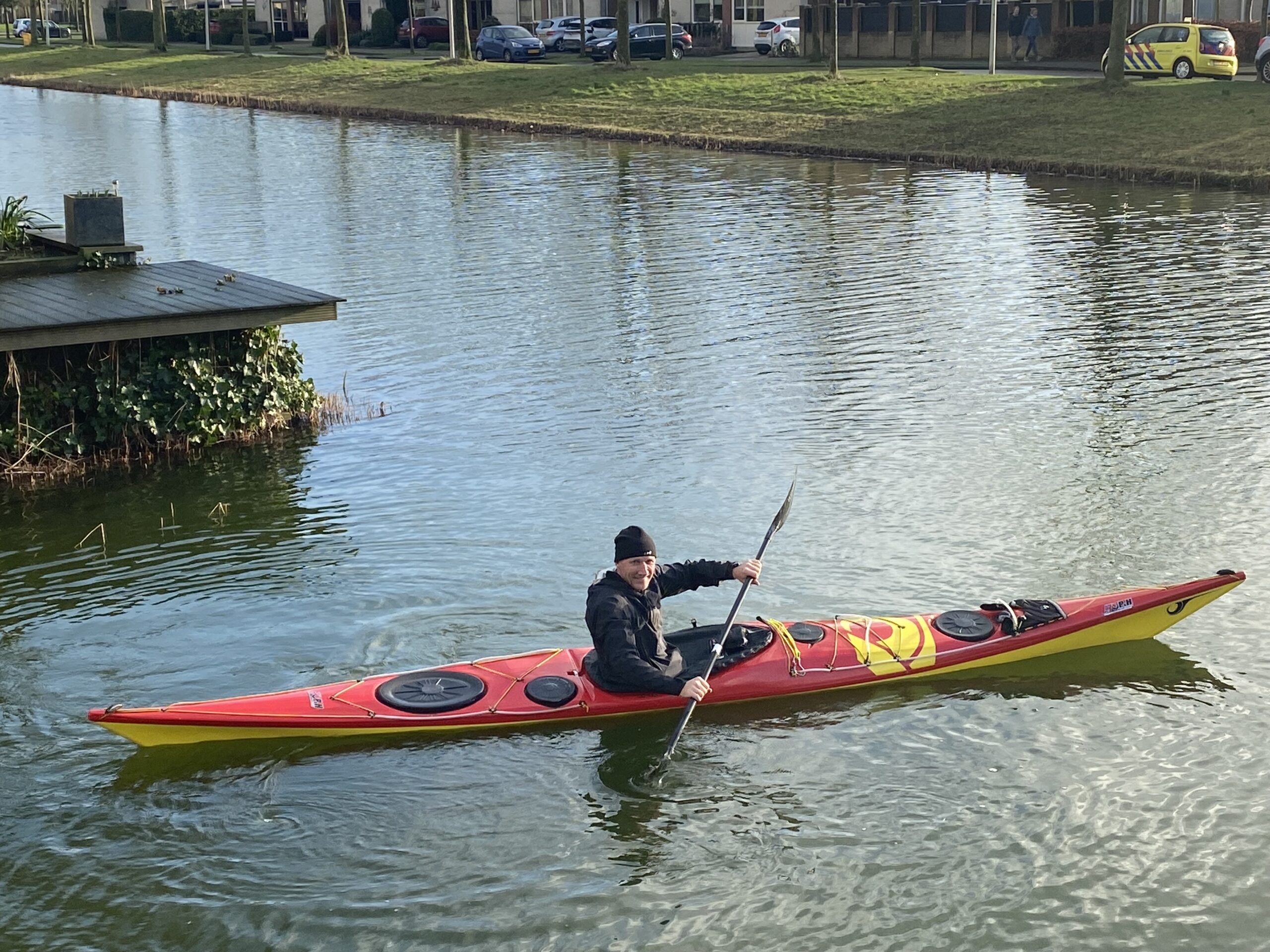 Persoon peddelt in rode kajak - Bergen op Zoom