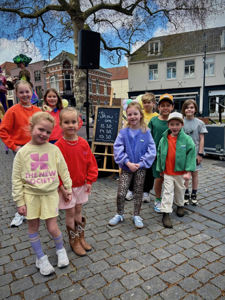 Kinderen poseren vrolijk op straat - Bergen op Zoom