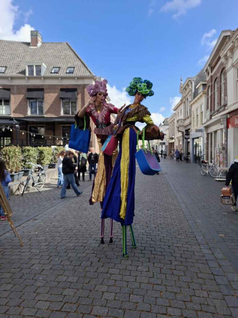 Straatartiesten op stelten in winkelstraat - Bergen op Zoom
